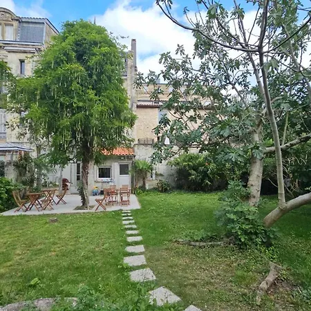 Bed In 6-bed Mixed Le Jardin Cafe Hostel *