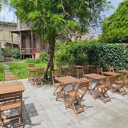 Bed In 6-bed Mixed Le Jardin Cafe Albergue Bordéus