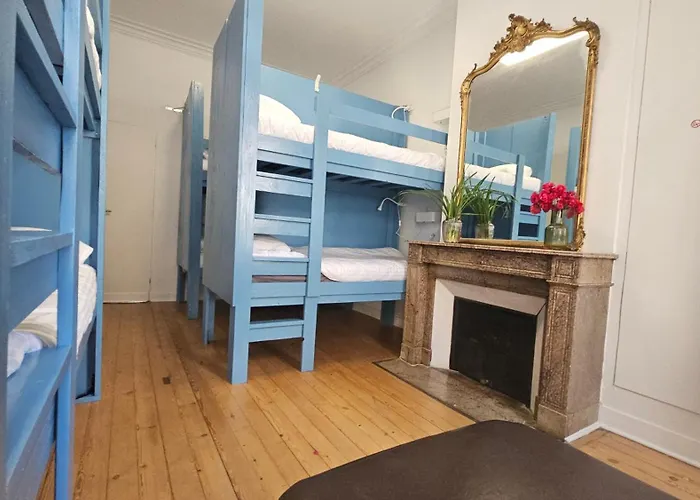 Bed In 6-bed Mixed Le Jardin Cafe Хостел