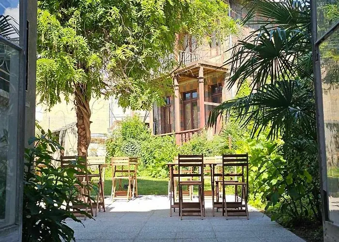 Bed In 6-bed Mixed Le Jardin Cafe