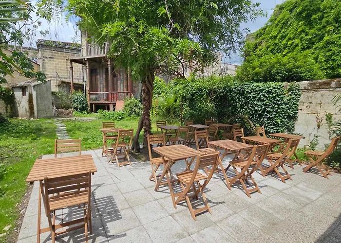 Bed In 6-bed Mixed Le Jardin Cafe Hostel Bordeaux