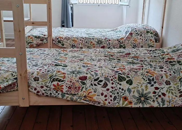 Хостел Bed In 6-bed Mixed Le Jardin Cafe Бордо