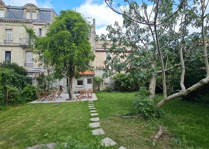 Bed In 6-bed Mixed Le Jardin Cafe Hostel *